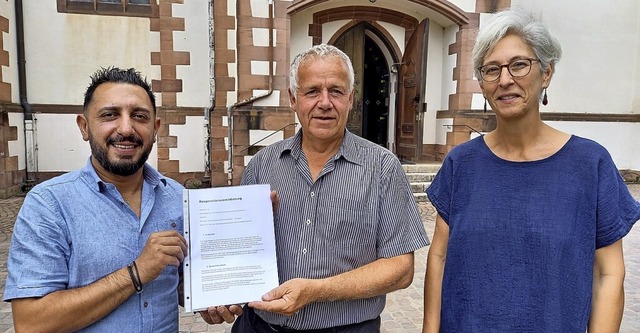 Kemal Ahmed (links), Herbert Rochlitz ... prsentieren den Kooperationsvertrag.  | Foto: kath. Kirche Emmendingen