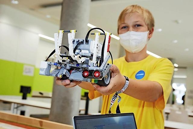 Junge Tüftler stellen ihre Roboter im Technischen Zukunftsmuseum Temopolis vor