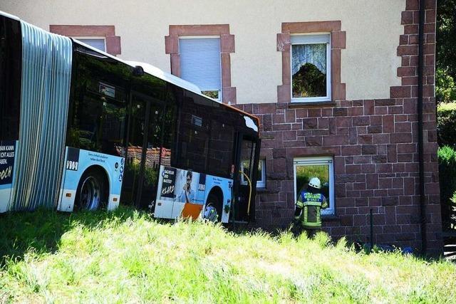 Linienbus rollt in Heidelberg fhrerlos in ein Wohnhaus