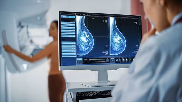 Ein Drittel weniger Brustkrebsdiagnose... die Mammographie durchgefhrt wurden.  | Foto: Gorodenkoff Productions OU (Adobe Stock)