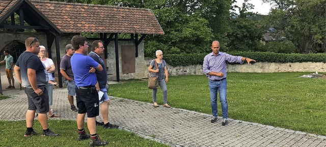 Den Friedhof schner gestalten und vor...Rechts Brgermeister Carsten Vogelpohl  | Foto: Jutta Schtz