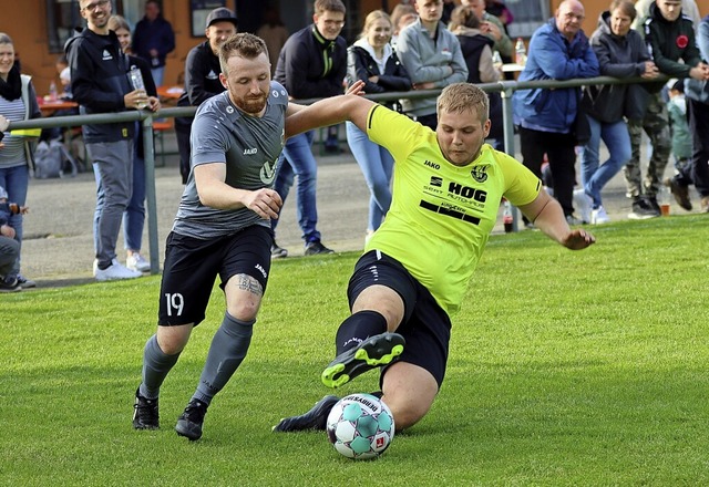 Das Kreisliga-B-Spiel des SV Mnchweie... im Zweikampf mit Christoph Schneider.  | Foto: Martin Ullrich