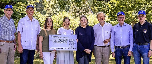 Das Foto zeigt (von links) bei der be...e, Gerhard Leon (Lions Club Freiburg).  | Foto: Lions Club Freiburg