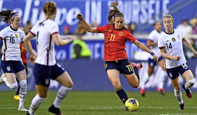 Alexia Putellas (im roten Trikot) war ...e Figur im Spiel des spanischen Teams.  | Foto: SARAH STIER