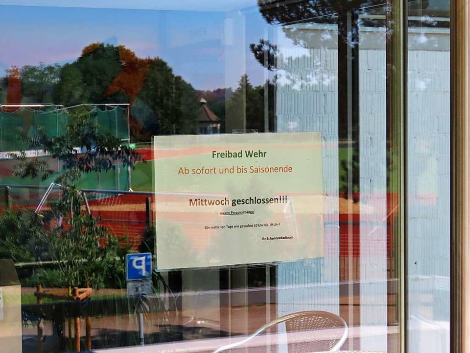 Ein Plakat am Eingang ins Freibad info...her über den neu eingeführten Ruhetag.  | Foto: Gerd Leutenecker