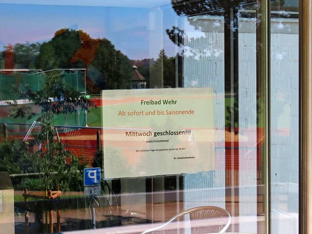 Ein Plakat am Eingang ins Freibad info...her ber den neu eingefhrten Ruhetag.  | Foto: Gerd Leutenecker