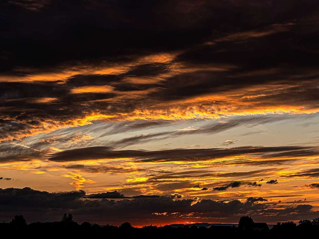 Ein wolken- und farbenreiche Sonnenuntergang bot sich dem Fotografen in Buchholz an der Bahnstrecke.