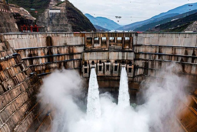 Das ist der Damm eines Wasserkraftwerk... zweitgrte Wasserkraftwerk der Welt.  | Foto: Jiang Wenyao (dpa)