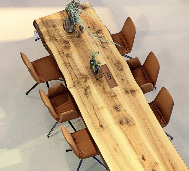 Aufgrund der besonderen Maserung ist jeder Tisch von SCHOLTISSEK  ein Unikat.  | Foto: Einrichten Schweigert KG