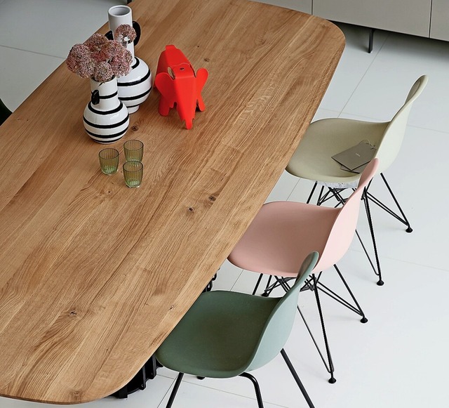 Eiche ist die derzeit beliebteste Holz...ung, wie dieser Tisch von JANUA zeigt.  | Foto: Einrichten Schweigert KG