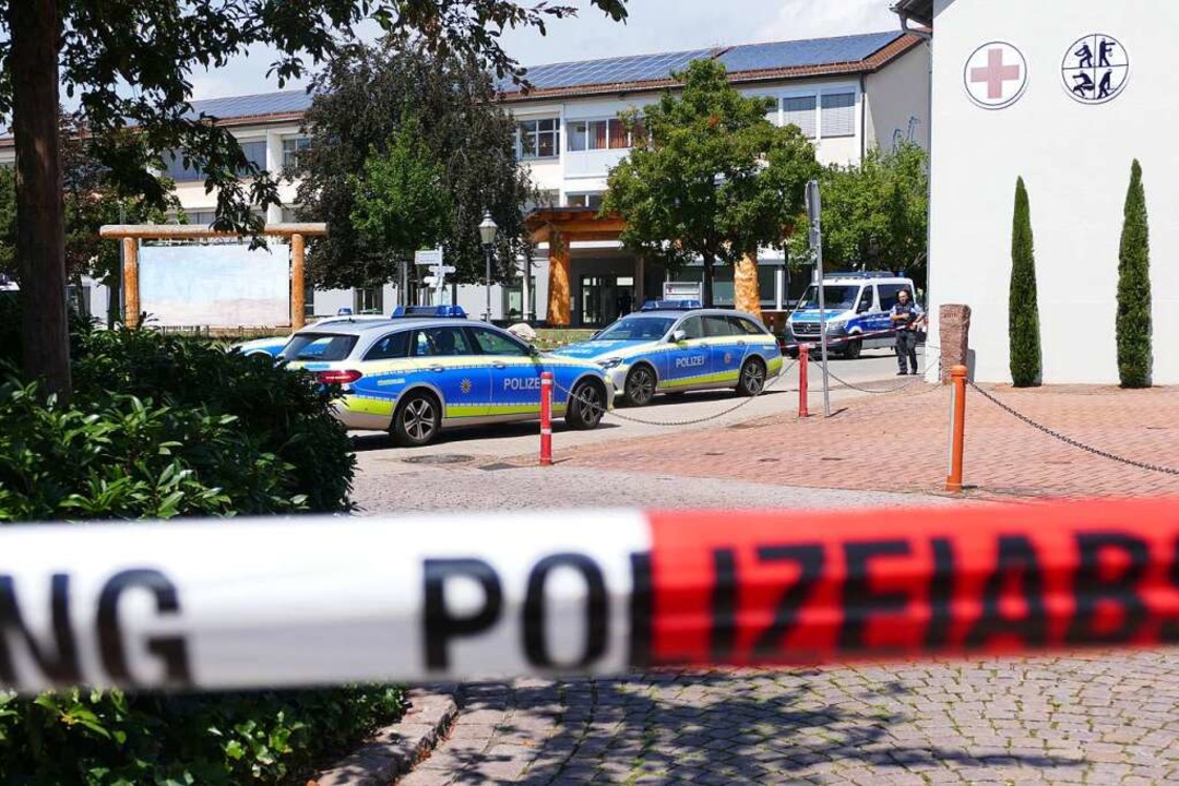 Die Polizei hatte am Mittwoch das Gelä...m die Friesenheimer Schule abgesperrt.  | Foto: Alena Ehrlich