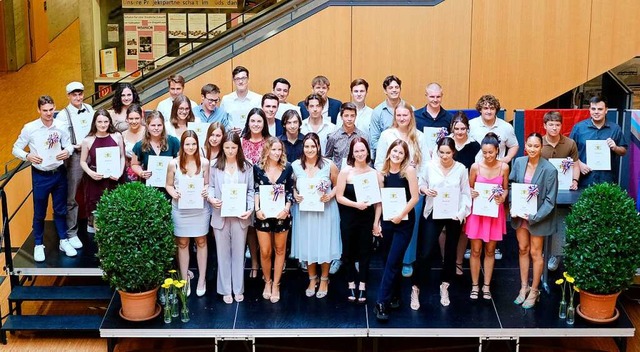 Geschafft: Die Abiturientinnen und Abi...hein-Gymnasiums bei der Abschlussfeier  | Foto: Patrick Schmeja