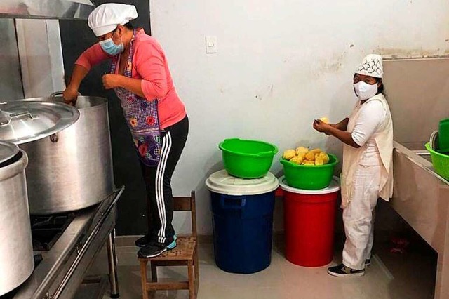 Essenszubereitung in der vom Perukreis finanzierten Armenkche  | Foto: privat