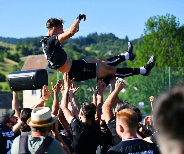 Nach dem Ausgleich lsst die Mannschaft ihren Kapitn David Wagner hochleben.  | Foto: Wolfgang Kuenstle