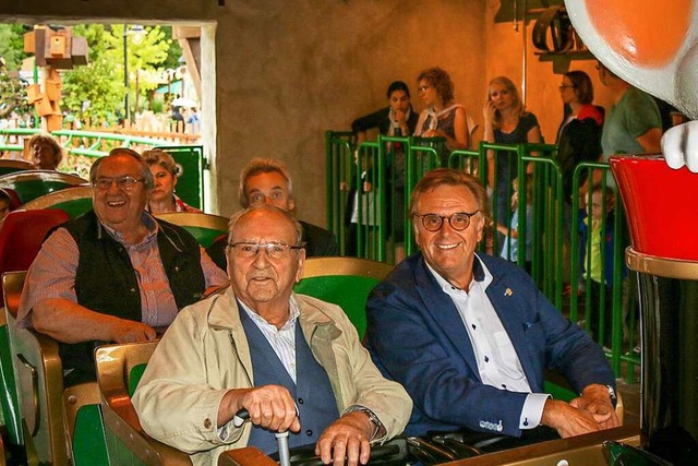 Willi Mack (links) mit Patensohn Rolan...chterbahn &#8222;Ba-a-a Express&#8220;  | Foto: Europa-Park