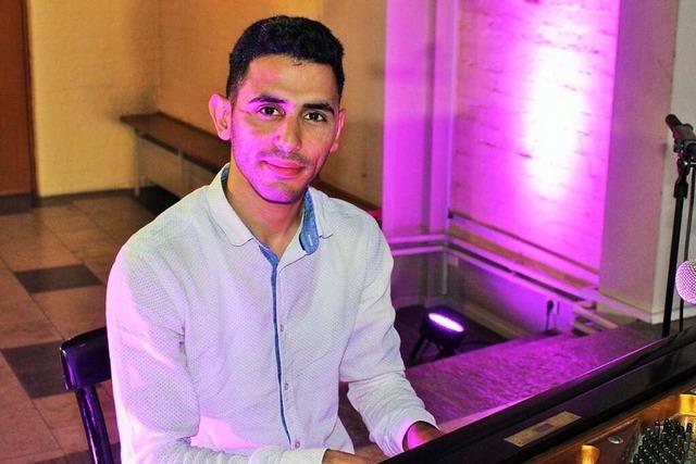 Der Syrer Aeham Ahmad lsst in der Lrracher Christuskirche das Klavier erzhlen
