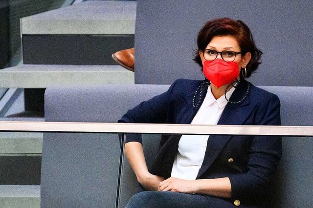 Die Publizistin Ferda Ataman sitzt vor...en Bundestag auf der Besucher-Tribne.  | Foto: Bernd von Jutrczenka (dpa)