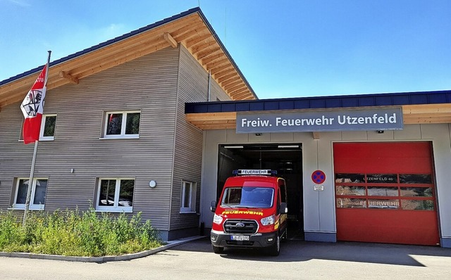Das Utzenfelder Feuerwehrhaus in Holzbauweise wertet das Ortsbild auf.  | Foto: Edgar Steinfelder