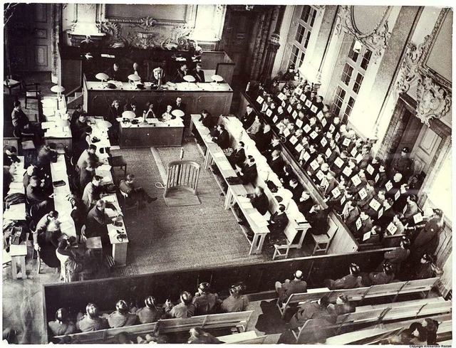 Aufnahme aus dem Gerichtssaal im Rastatter Schloss, rechts die Angeklagten  | Foto: Kreisarchiv Rastatt