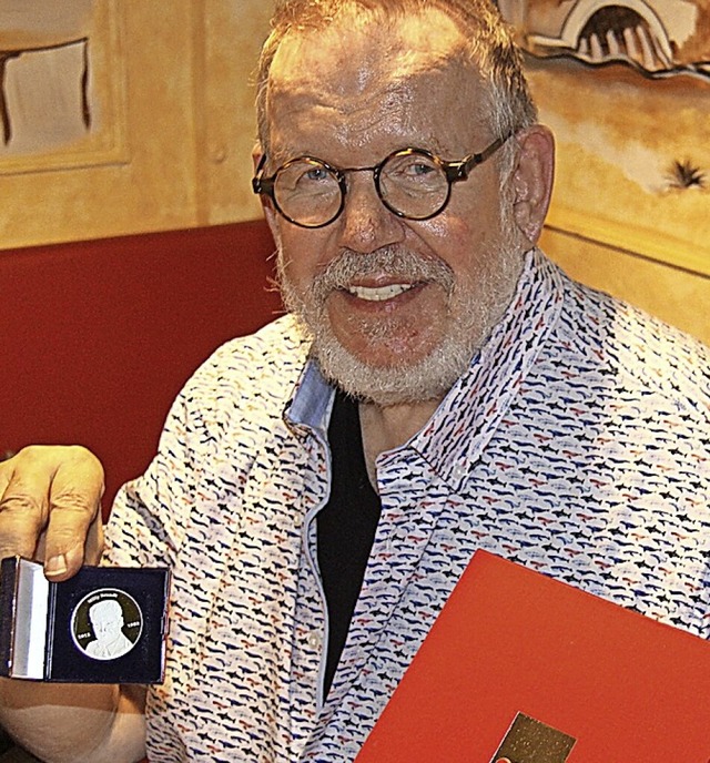 Hans-Peter Straup  mit der Willy- Brand-Gedenkmedaille der SPD  | Foto: Horst David