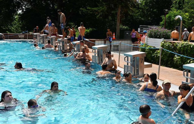 An heien Sommertagen sind die Becken im Lahrer Terrassenbad gut gefllt.  | Foto: Wolfgang Knstle