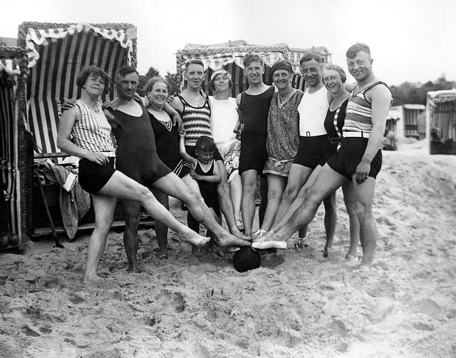 Strandvergngen: Urlauber  auf der Ostseeinsel Usedom in den 30er- Jahren  | Foto: imageBROKER/Heinz Krimmer via www.imago-images.de