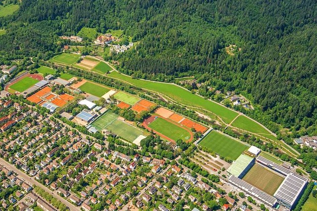 Die Sportanlagen des PTSV Jahn an der ...eisamstadion (rechts) und FT von 1844.  | Foto: Nils Theurer