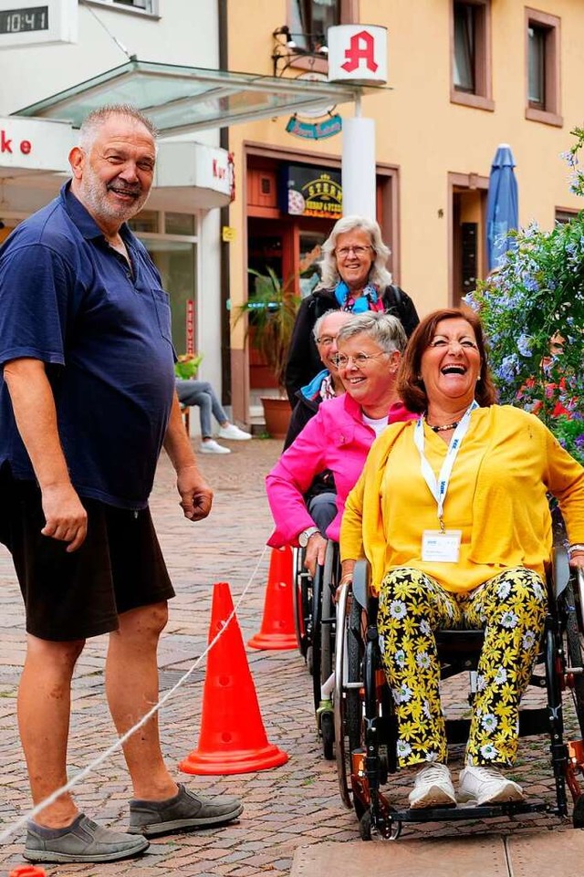 Viel Spa bei einem eigentlich ernsten Thema: Probefahrt mit Rollstuhl  | Foto: Anton Schuler