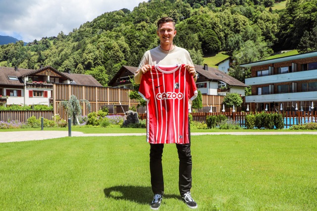 Michael Gregoritsch mit seinem neuen SC-Trikot in Schruns  | Foto: SC Freiburg