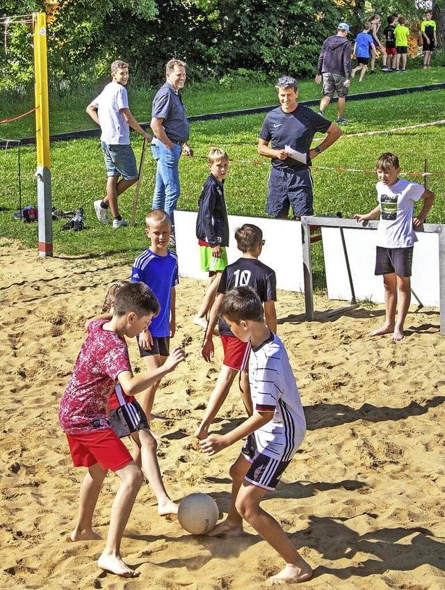 Bundesjugendspiele in Grafenhausen. Di...er der Absperrung mit Freude verfolgt.  | Foto: Wilfried Dieckmann