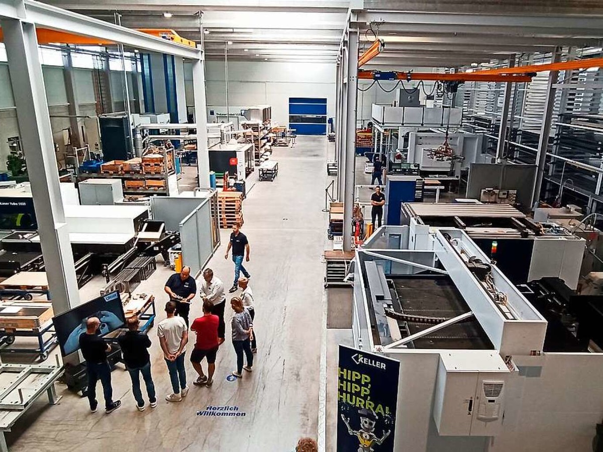 Blick in die Produktionshalle mit dem hochmodernen Maschinenpark. Das Material kommt vollautomatisch aus dem Hochregallager (rechts) direkt in die Maschinen. Blick in die Produktionshalle mit dem hochmodernen Maschinenpark. Das Material kommt vollautomatisch aus dem Hochregallager (rechts) direkt in die Maschinen.