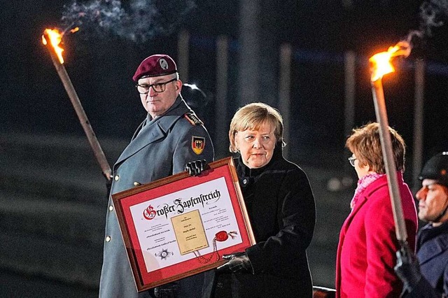 Eberhard Zorn mit Angela Merkel bei ih...ng als Kanzlerin  durch die Bundeswehr  | Foto: Michael Kappeler (dpa)