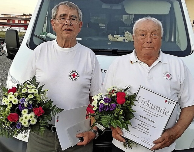 Otto Brmann (rechts) wurde  zum Ehren...r 60 Jahre als Aktiver ausgezeichnet.   | Foto: Sebastian Ehret