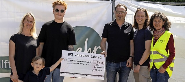 Pirmin Styrnol (Zweiter von rechts), W... von rechts) bei der Spendenbergabe.   | Foto: Lahr hilft