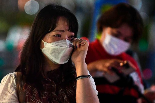 Zahlreiche Menschen trauern am Ort des Attentats.  | Foto: PHILIP FONG (AFP)