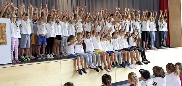 Der Schulchor der Rheinauen-Grundschule trat in der Limburghalle auf.  | Foto: Privat