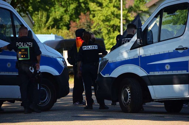 Zahlreiche Einsatzkrfte der Polizei s...es AfD-Kreisverbandes in Malterdingen.  | Foto: Felix Lieschke