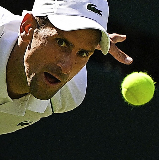 Novak Djokovic und der Ball  | Foto: SEBASTIEN BOZON (AFP)