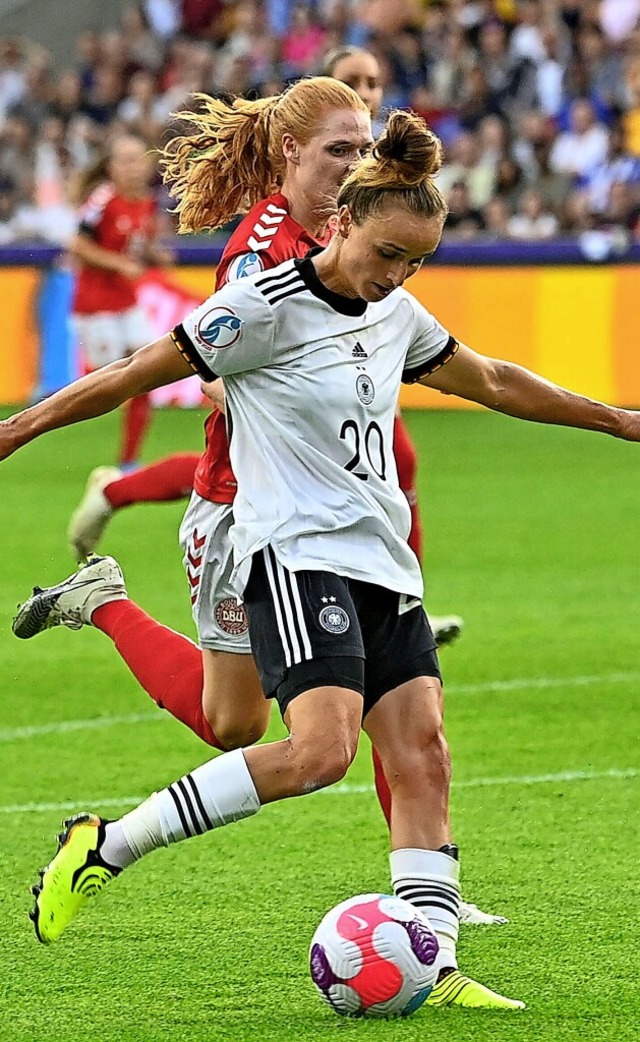 Lina Magull holt aus und trifft dann zum 1:0 fr die deutsche Mannschaft.  | Foto: JUSTIN TALLIS (AFP)