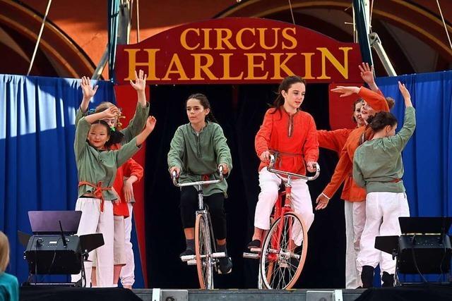 Der Circus Harlekin verbreitet auf dem Mnsterplatz eine ganz besondere Atmosphre