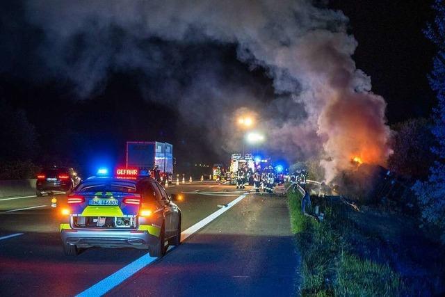 Sattelzug brennt neben der A5 bei Offenburg aus