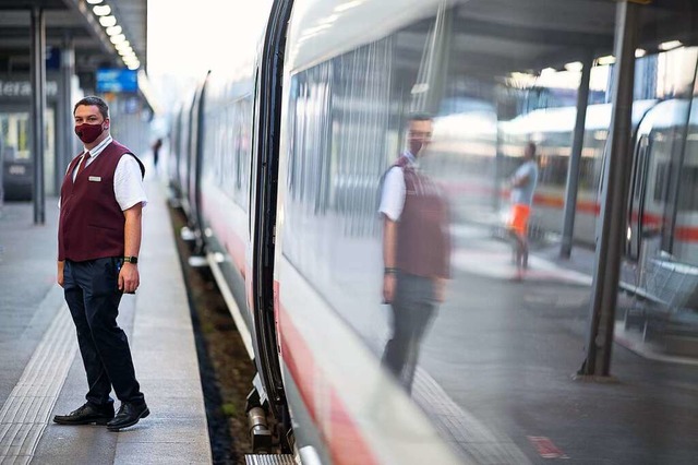 Am Stuttgarter Bahnhof fahren am Samstag keine Zge.  | Foto: Sebastian Gollnow (dpa)