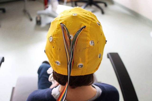 In die gelbe EEG-Haube sind 20 Elektro...s, kann das fr eine Epilepsie stehen.  | Foto: Lisa Bttinger