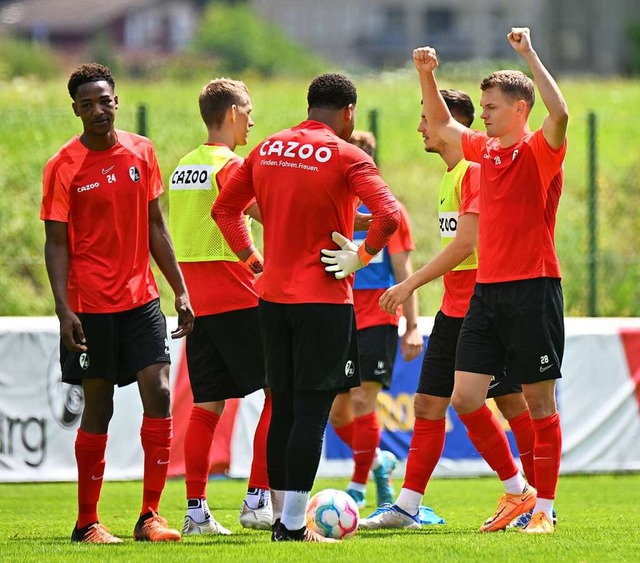 Der SC Freiburg (rechts Matthias Ginter) beim Training am Freitagmorgen  | Foto: Achim Keller