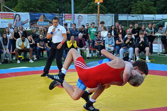 Spektakulres Freistilringen im Freien.  | Foto: Edgar Steinfelder