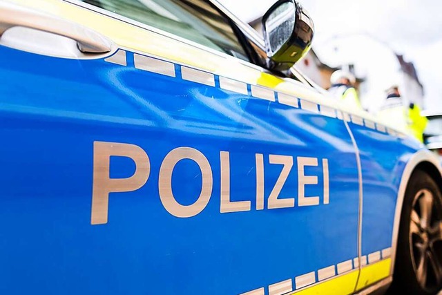 Eine Polizeistreife (Symbolbild) stell...guren sicher und sucht deren Besitzer.  | Foto: Philipp von Ditfurth