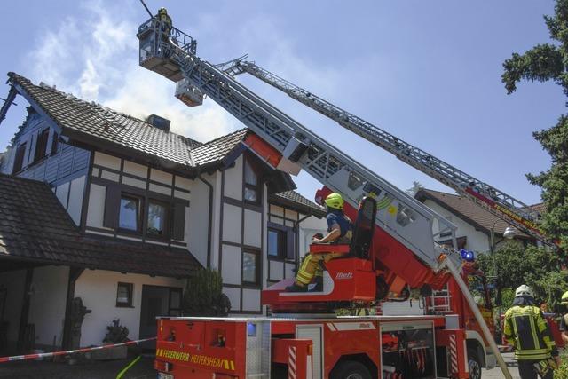 Großes Aufgebot verhindert Übergreifen des Feuers bei Dachstuhlbrand in Heitersheim