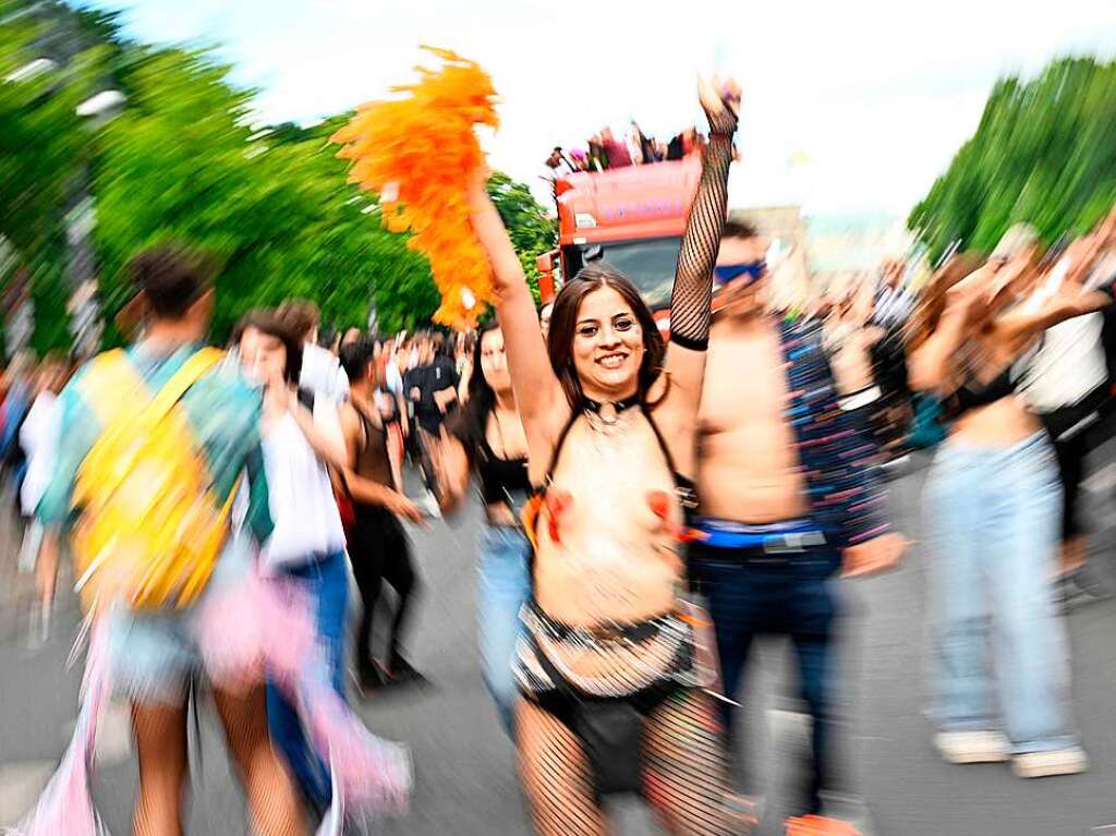 Bunte Kostme und laute Musik: Der Neustart der Loveparade zieht mit Hunderttausenden als 