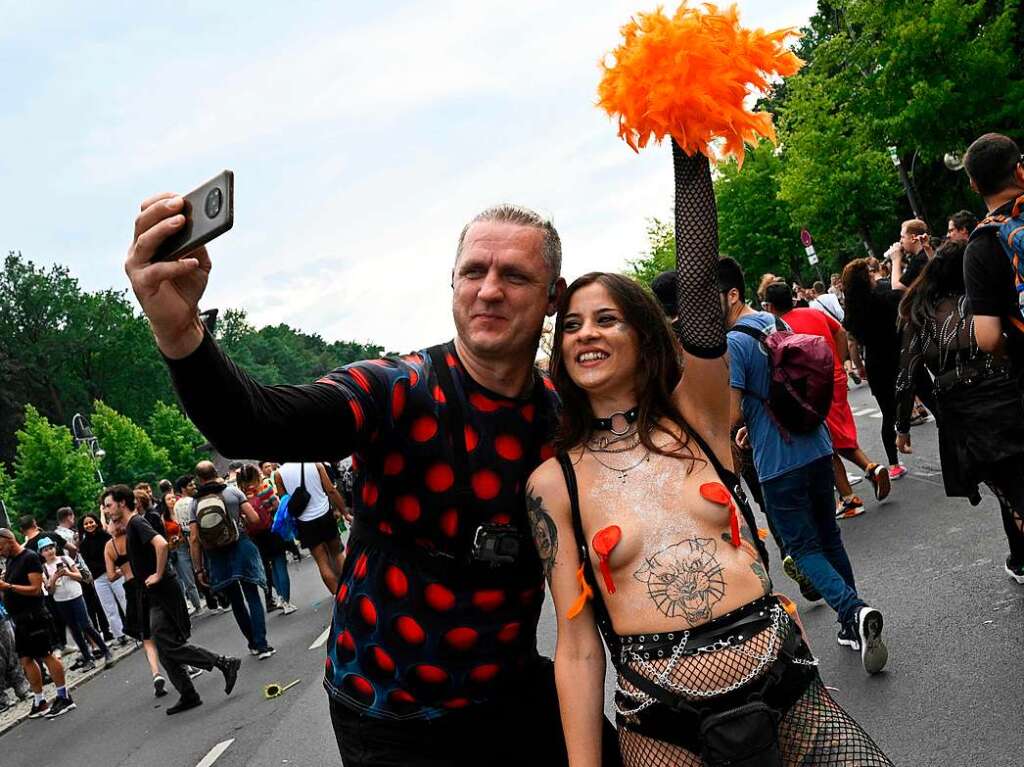 Bunte Kostme und laute Musik: Der Neustart der Loveparade zieht mit Hunderttausenden als 