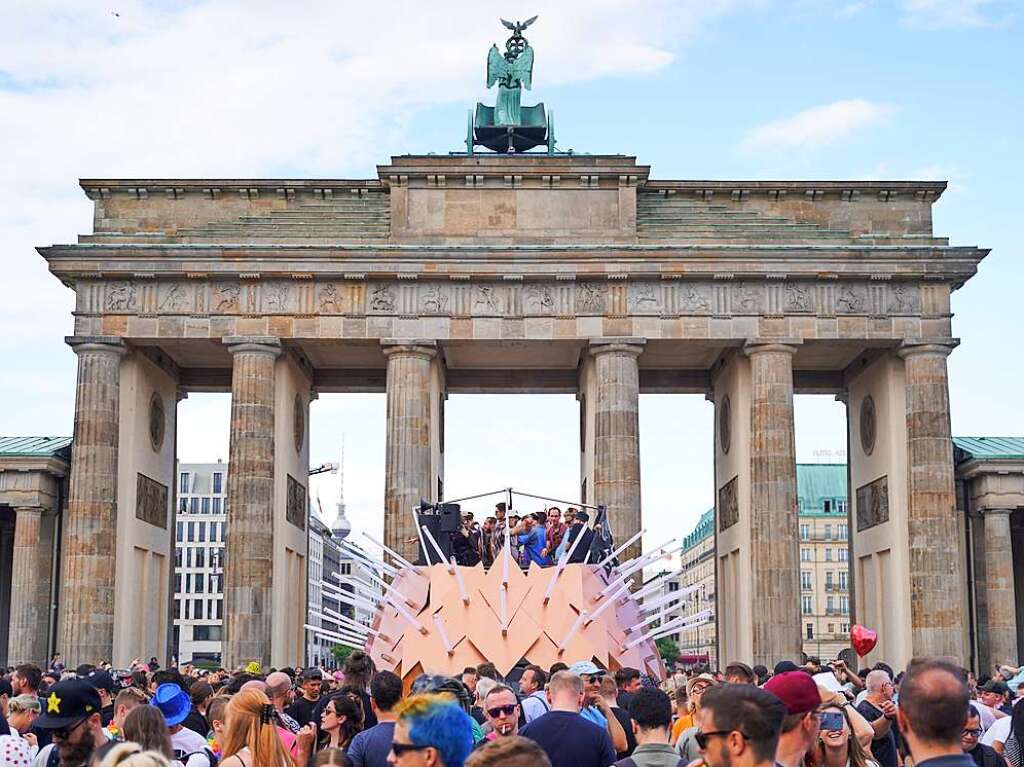 Unter dem Motto Rave the Planet zieht die Parade aus Technofans tanzend am Brandenburger Tor vorbei.